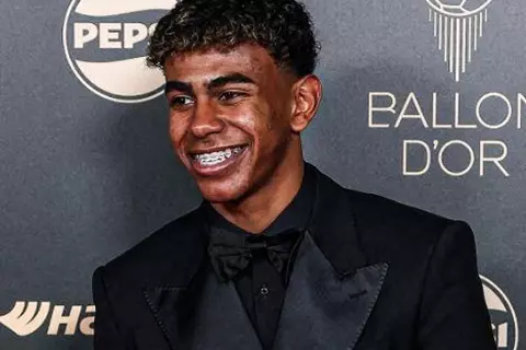 لامين يامال: شرف كبير اختياري ضمن تشكيلة العام وأنا في عمر 17 عامًا